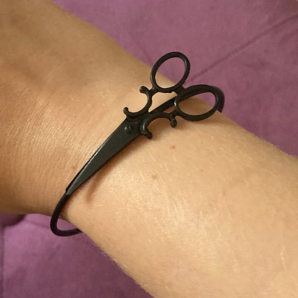 Heavy Red Black Scissor Bracelet - Picture 2 of 3